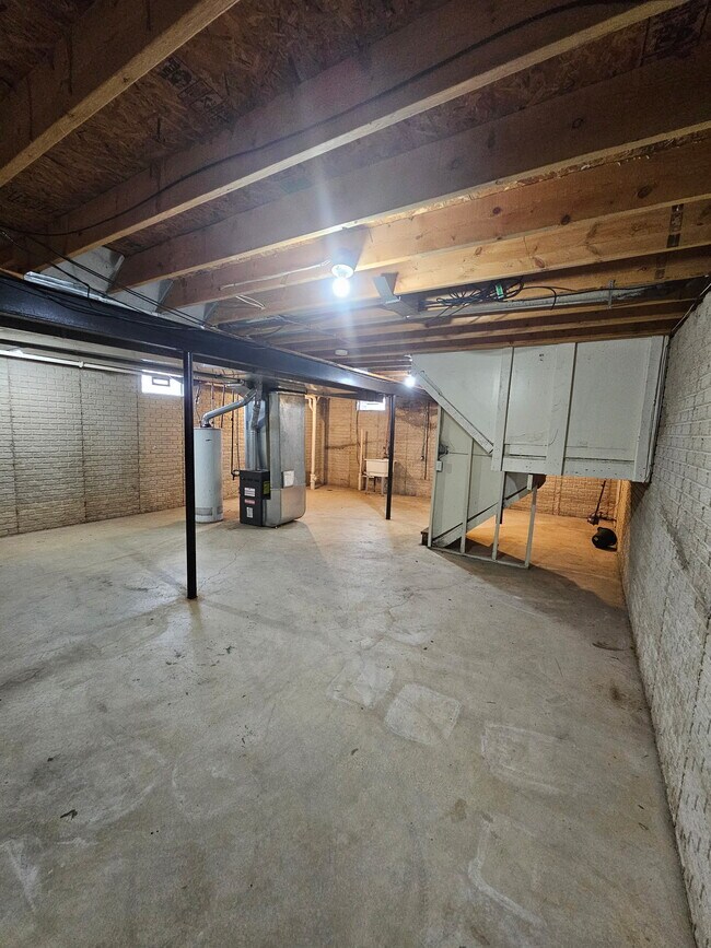 Building Photo - 9501 Lauder St