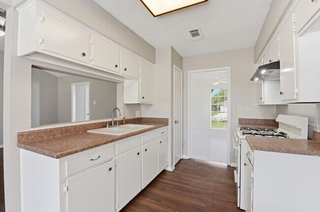 Building Photo - 3120 Royal St