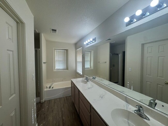 Building Photo - 4 Bedroom 3 Bath Two Story Home, New Flooring, New Interior Paint