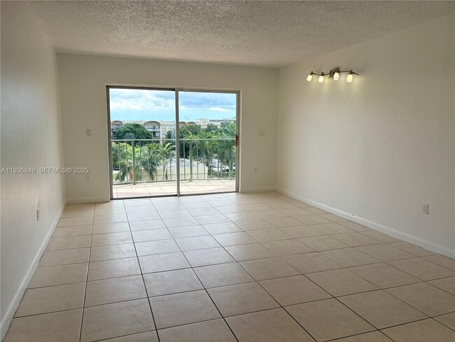 Building Photo - 9350 Fontainebleau Blvd