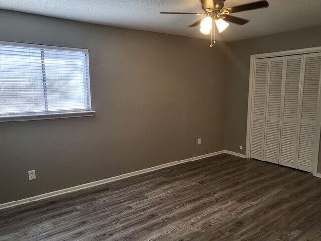 Building Photo - 6708 Robindale Rd
