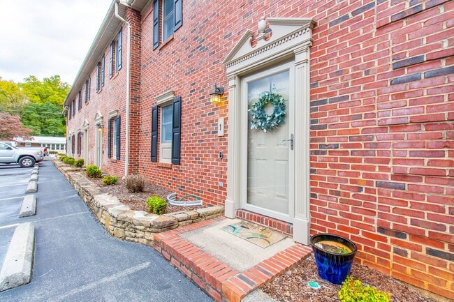 Building Photo - Beautiful 2 Bed, 2.5 Bath Condo in Johnson...