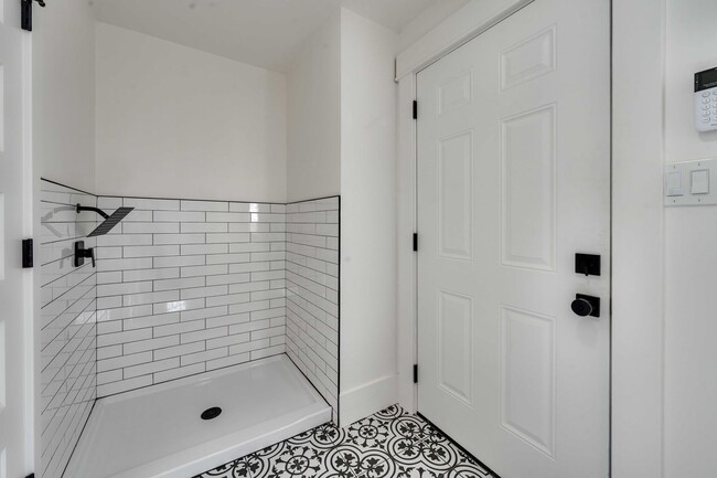 Building Photo - Fully Updated 2BR/2BA Victorian with Priva...