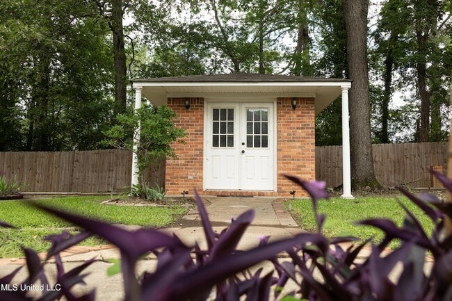Building Photo - 110 Little John Ln
