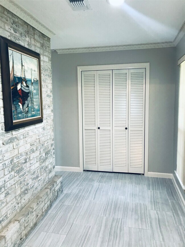 Building Photo - 3110 Springhill Dr