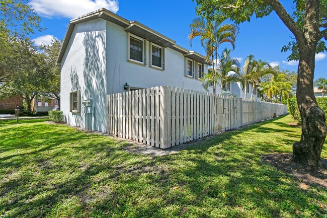 Building Photo - 408 N Cypress Dr