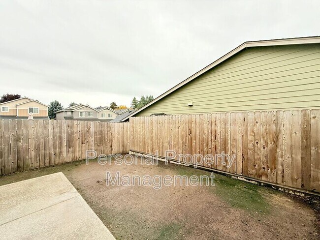 Building Photo - 6108 NE 71st Ave
