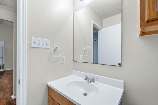 Building Photo - 6002 Parkwood Dr