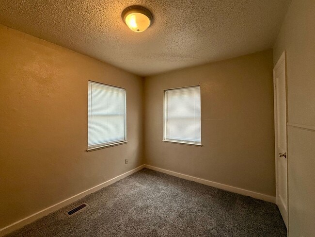 Building Photo - 713 S Oliver Ave