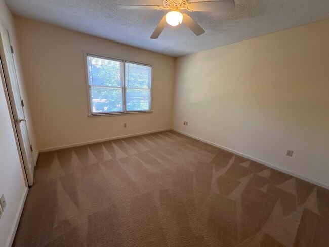 Building Photo - 2 Bedroom Townhouse