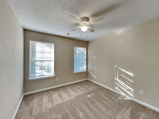 Building Photo - 6047 Hedgecrest Pl