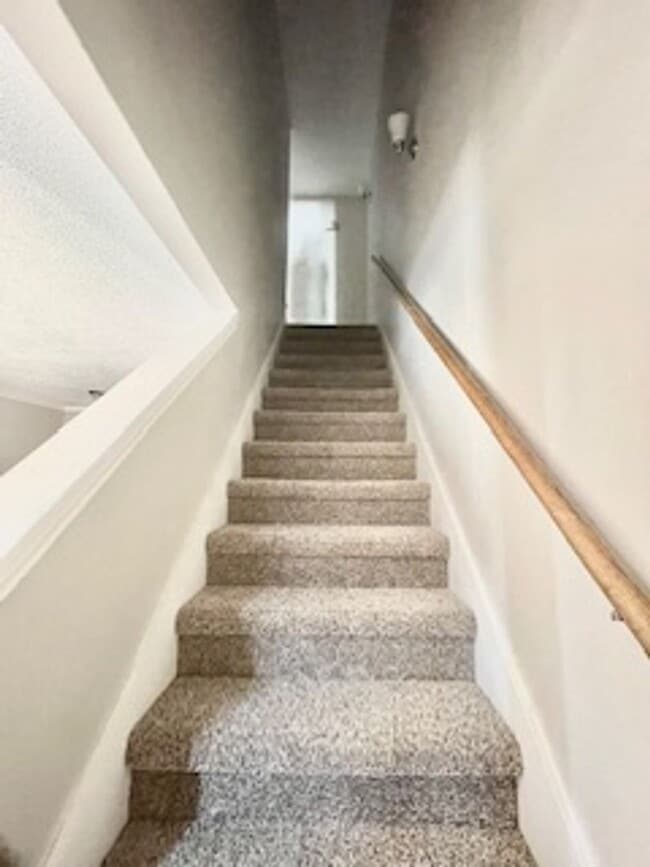 Building Photo - Updated 2 Bed, 3 Bath Condo in Prime North...