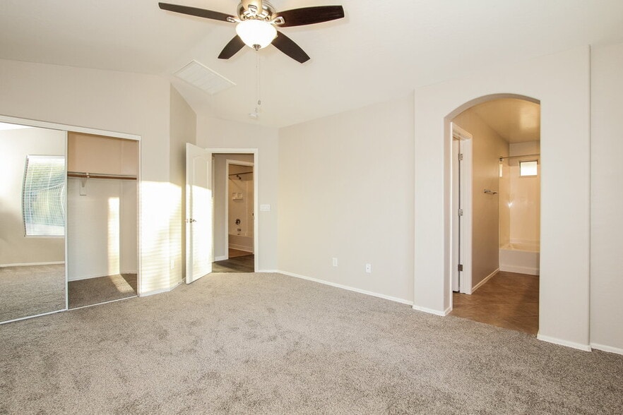 Building Photo - 27618 N 63rd Dr