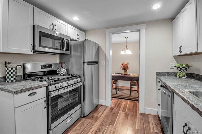 Building Photo - 368 Oakwood Ave