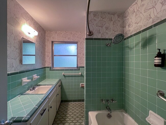 Building Photo - Centrally Located 3BR/2BA House - Availabl...