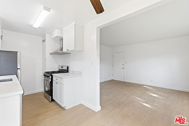 Building Photo - 4919 Coldwater Canyon Ave