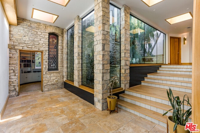 Building Photo - 4880 Queen Florence Ln