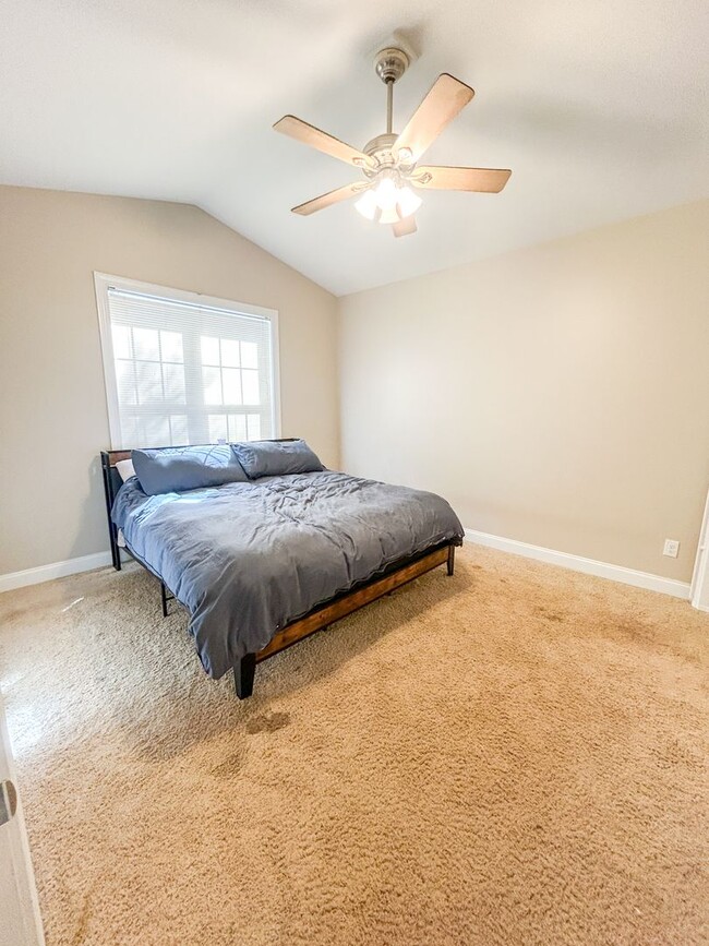 Building Photo - Charming 3BD, 2BA home with spacious yard and screened in porch