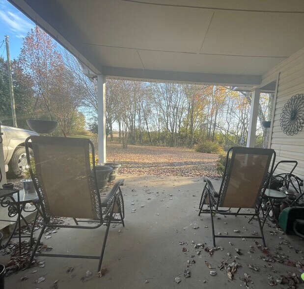 Covered Outdoor Sitting - 92 Crawford Rd