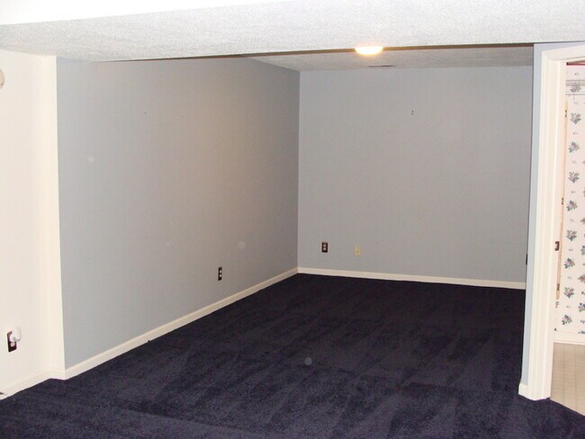 Building Photo - Bradford Place 2 Bedroom Condo