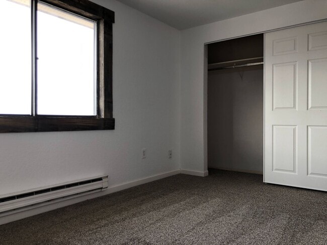 Building Photo - Centrally Located, 2 Bedroom Townhouse w/Garage