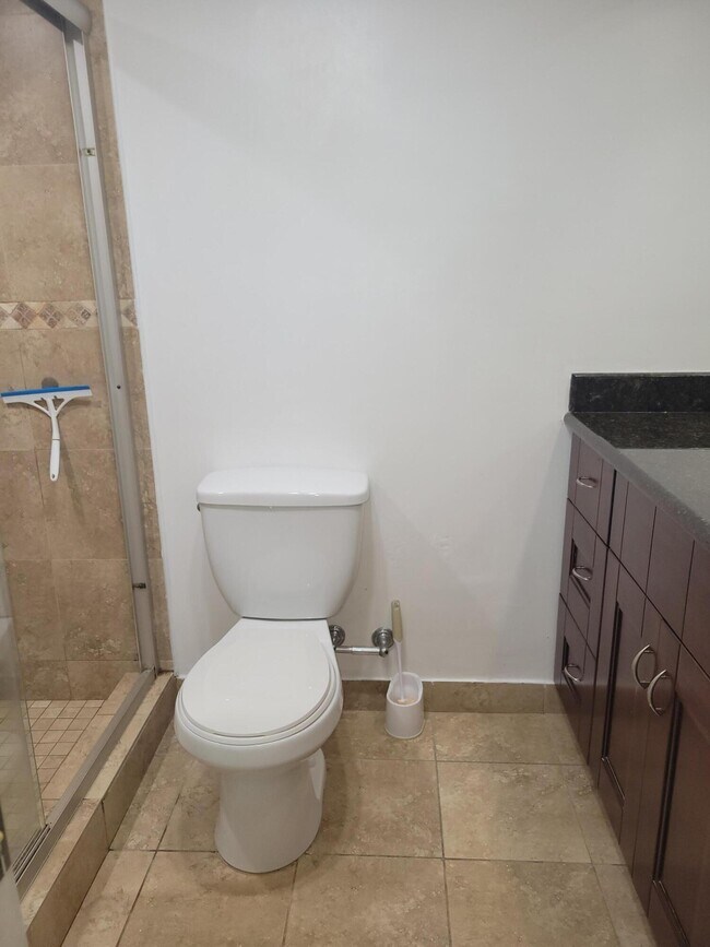 Building Photo - 3050 N Palm Aire Dr