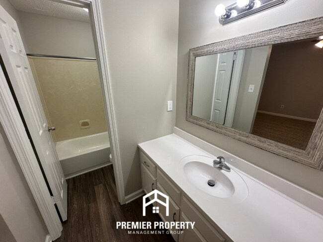 Building Photo - 6726 State Line Rd