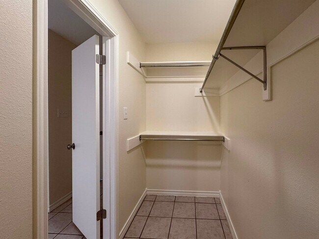 Building Photo - 304 Anthony Ln