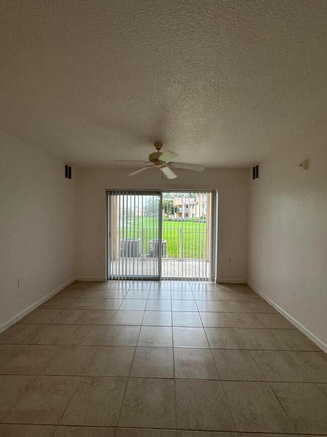 Building Photo - 301 SW Palm Dr