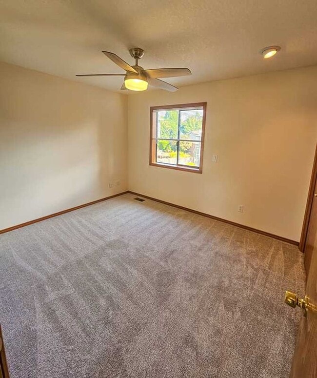Building Photo - Spaceous newly remodeled 5 bedroom 3 bath ...