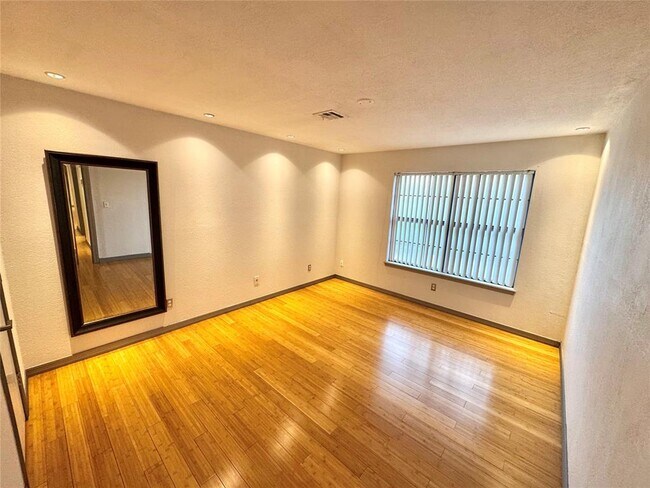 Building Photo - 4400 Hemingway Dr