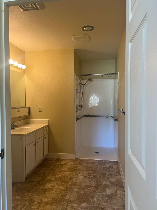 Building Photo - Skyview Apartments-2 bedroom, 2 bath priva...