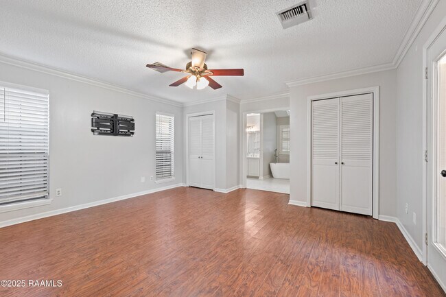 Building Photo - 115 Meadow Glen Dr