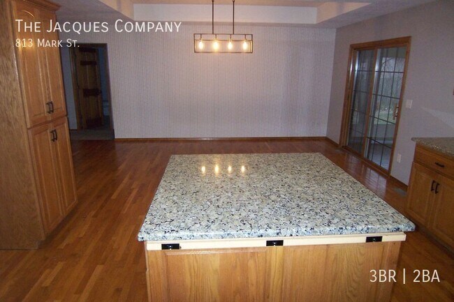 Building Photo - 813 Mark St