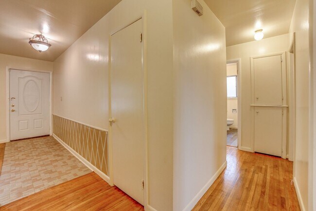 Building Photo - 3 BED 2 BATH! Schedule a tour today!