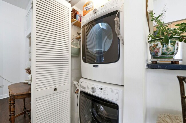 Building Photo - 949 W Madison St