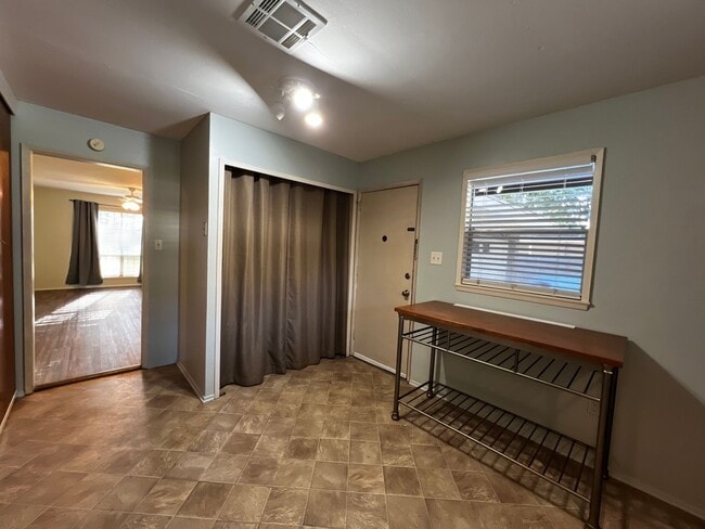 Building Photo - 3 Bedroom, 1.5 Bathroom, Brick Home with large yard, and garage