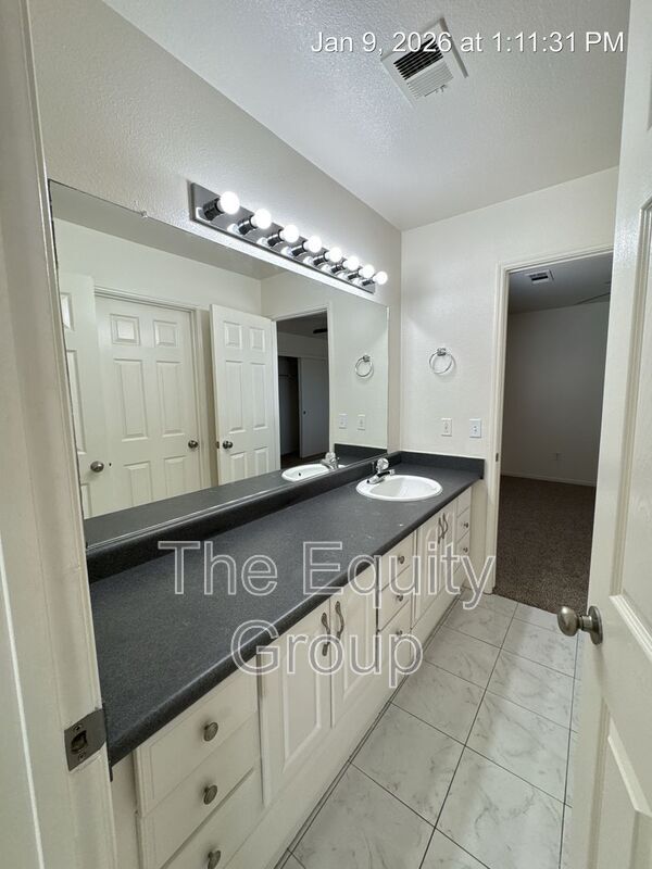 Building Photo - 816 W Loyola Ave