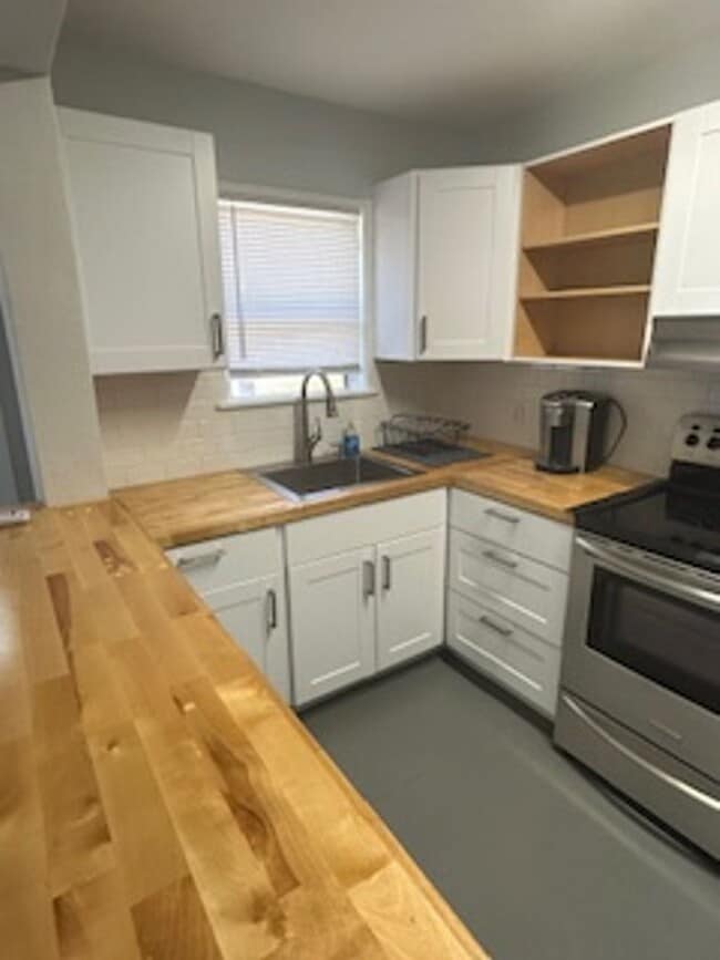 Building Photo - Quaint 1/1 apartment