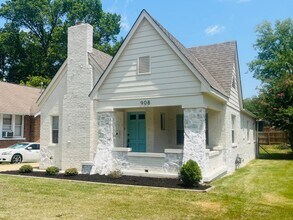 Building Photo - 2 minutes away from Rhodes College! Beautifully Renovated! Pets are owner's approval, fees do apply.