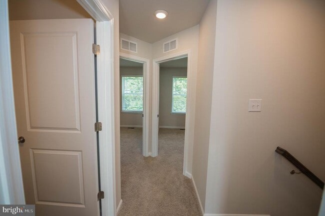 Building Photo - 417 Creekbed Cir