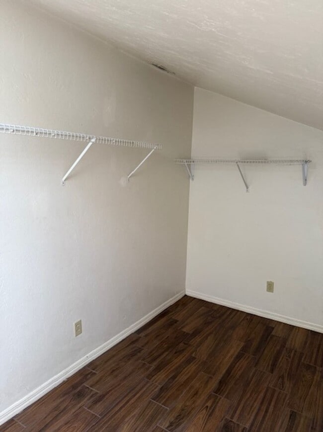 Building Photo - Move In Ready Condo in Woodside Villas