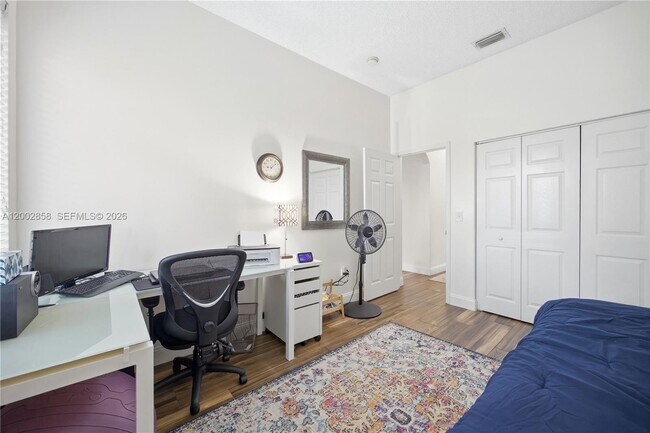 Building Photo - 2615 SE 5th Ct