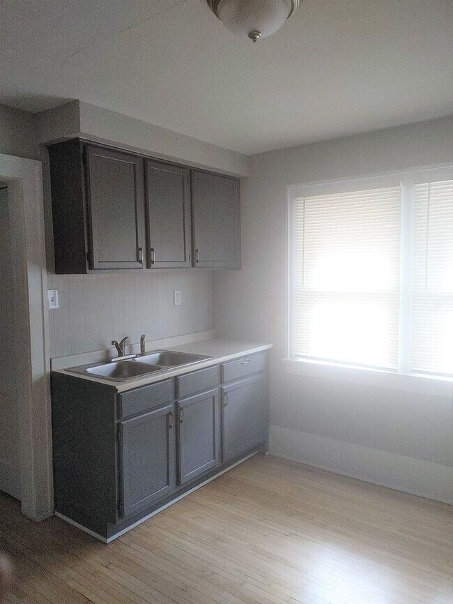 Building Photo - West Allis Upper Duplex