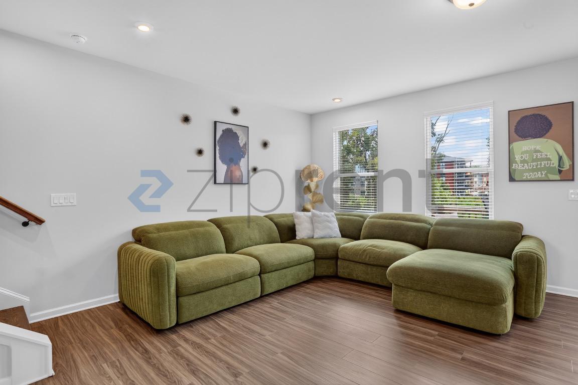 Building Photo - Unit