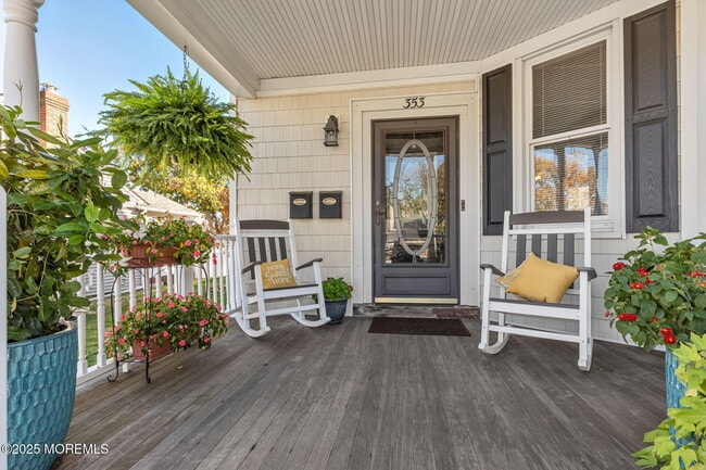 Building Photo - 353 Main St