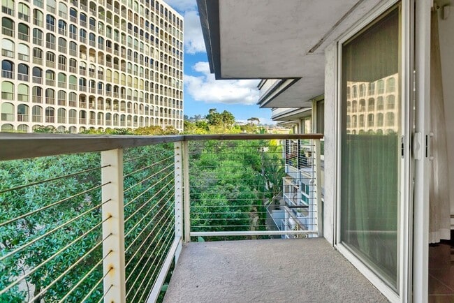 Building Photo - Gorgeous Studio in La Jolla Village! Avail...