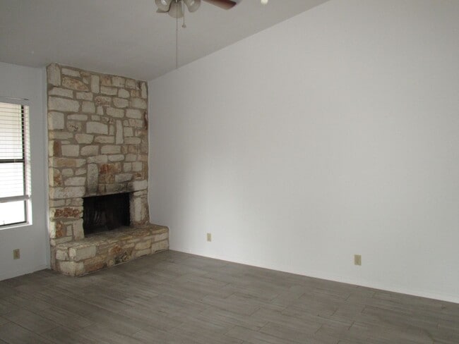 Building Photo - Adorable 2bedroom/1 bath Duplex on Wooded Lot