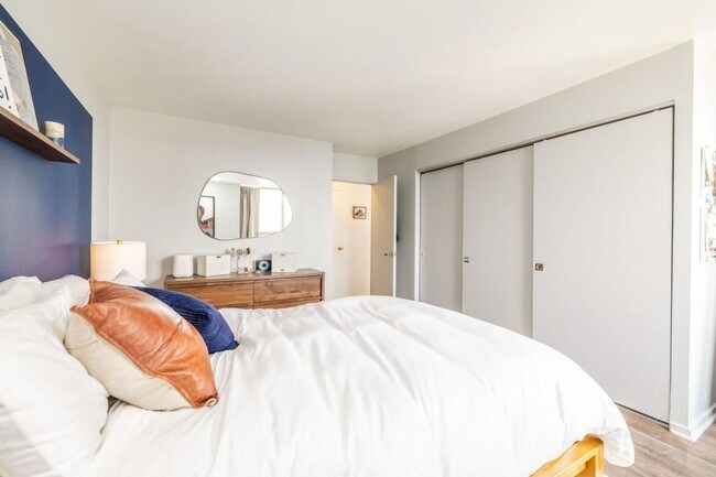 Building Photo - 1 bedroom in Chicago IL 60610