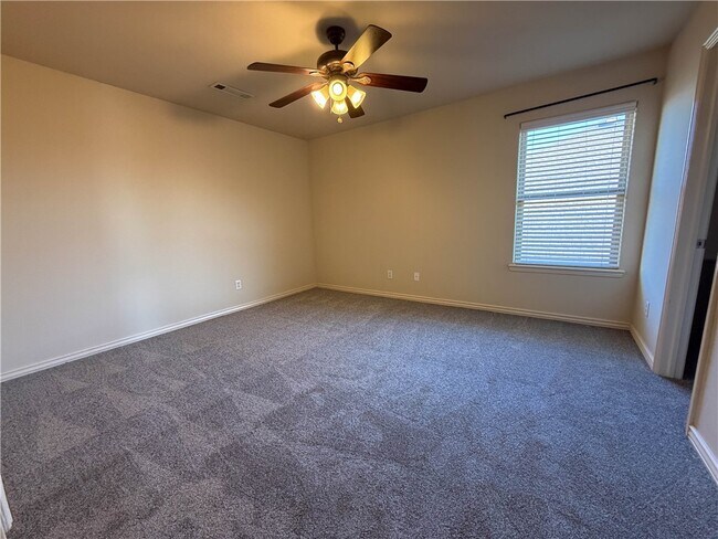 Building Photo - 902 Oakwood Ln